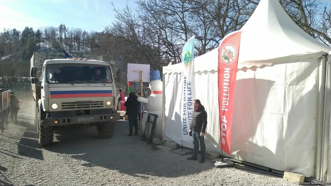 По Лачинской дороге беспрепятственно проехали еще 14 машин миротворцев