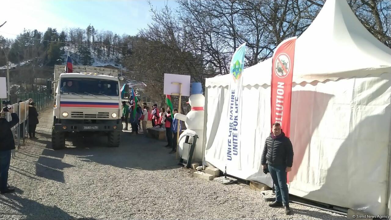 По Лачинской дороге беспрепятственно проехали еще 14 машин миротворцев