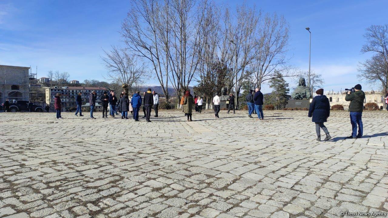 Иностранные туристы совершили пешую прогулку по городу Шуша