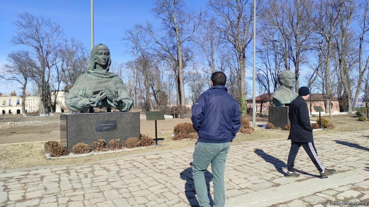 Иностранные туристы совершили пешую прогулку по городу Шуша