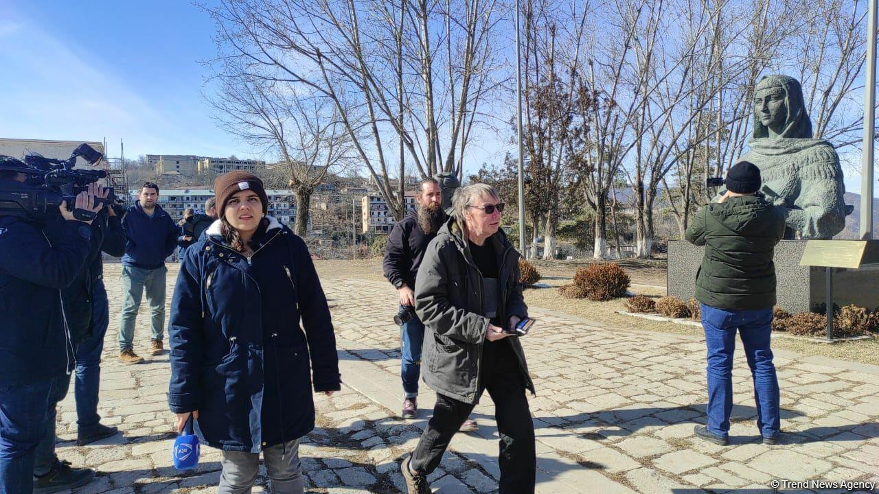 Иностранные туристы совершили пешую прогулку по городу Шуша