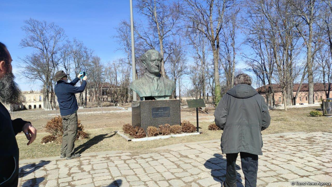 Иностранные туристы совершили пешую прогулку по городу Шуша
