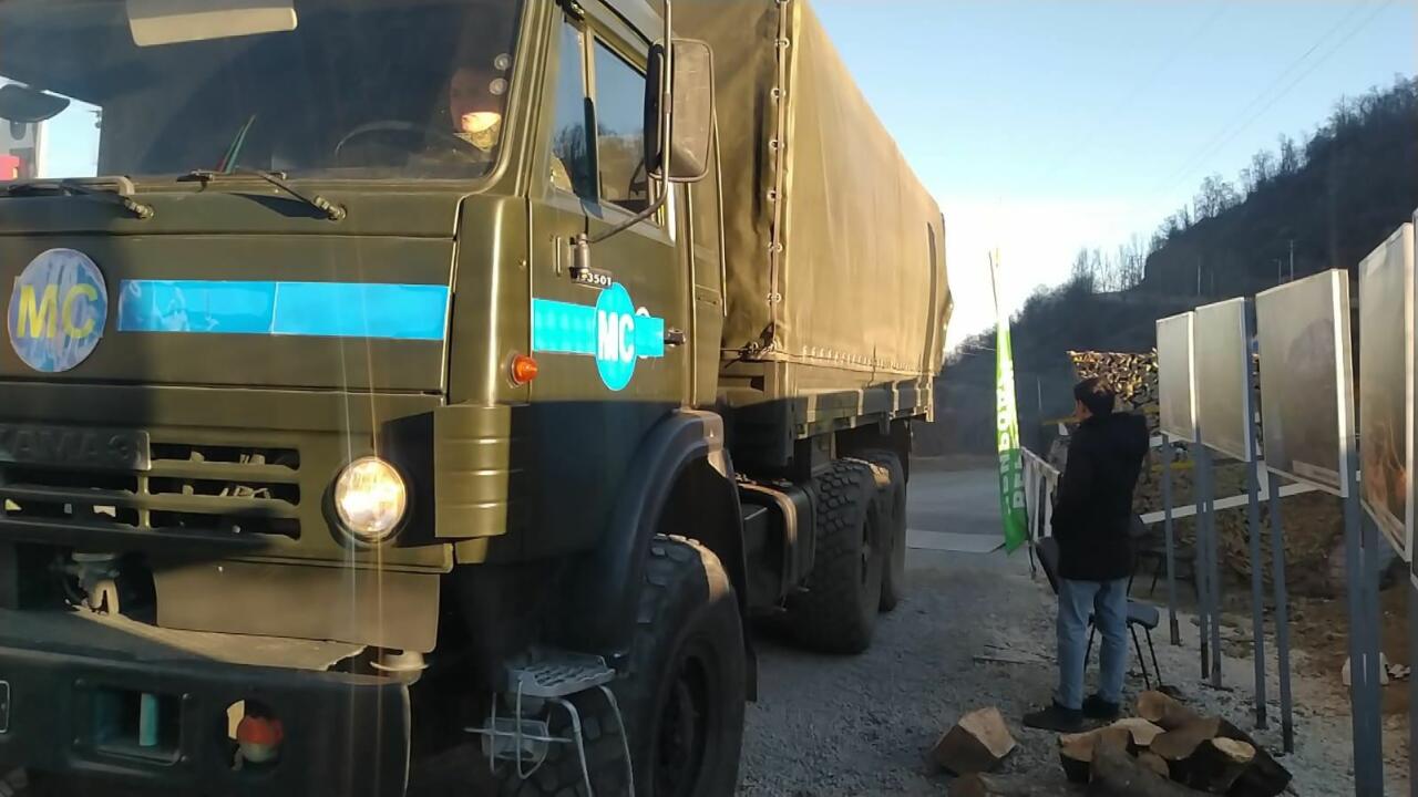 Три автомобиля, принадлежащих миротворцам, проехали по Лачинской дороге