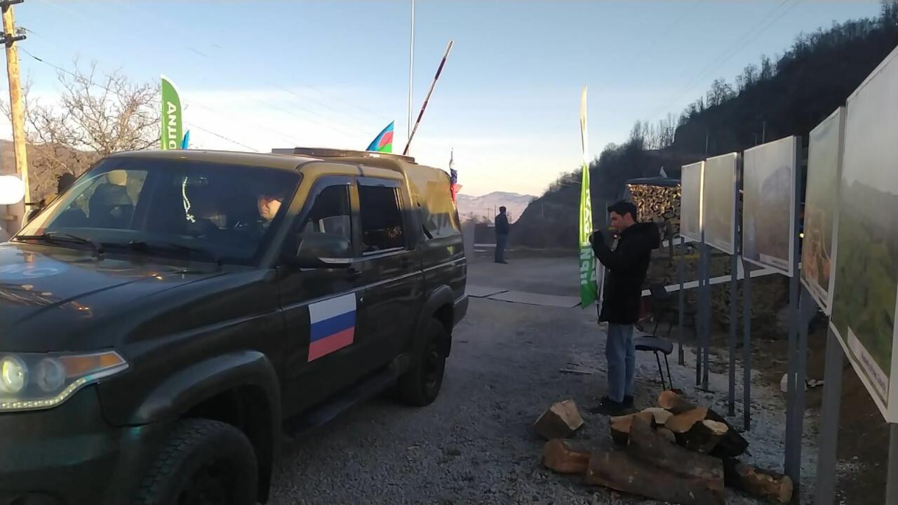 Три автомобиля, принадлежащих миротворцам, проехали по Лачинской дороге