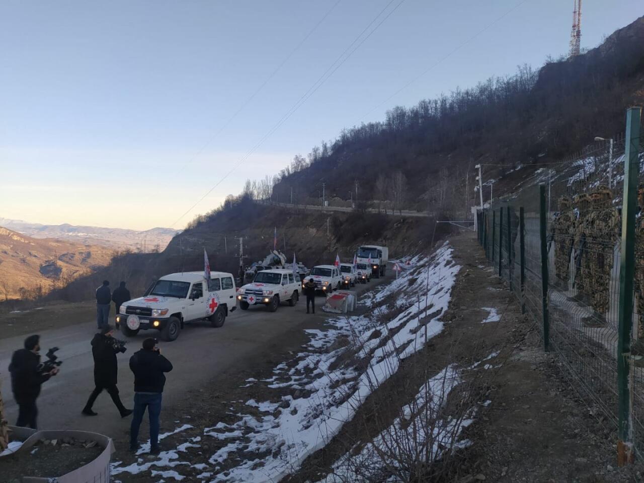 По Лачинской дороге проследовала автоколонна, принадлежащая Красному Кресту