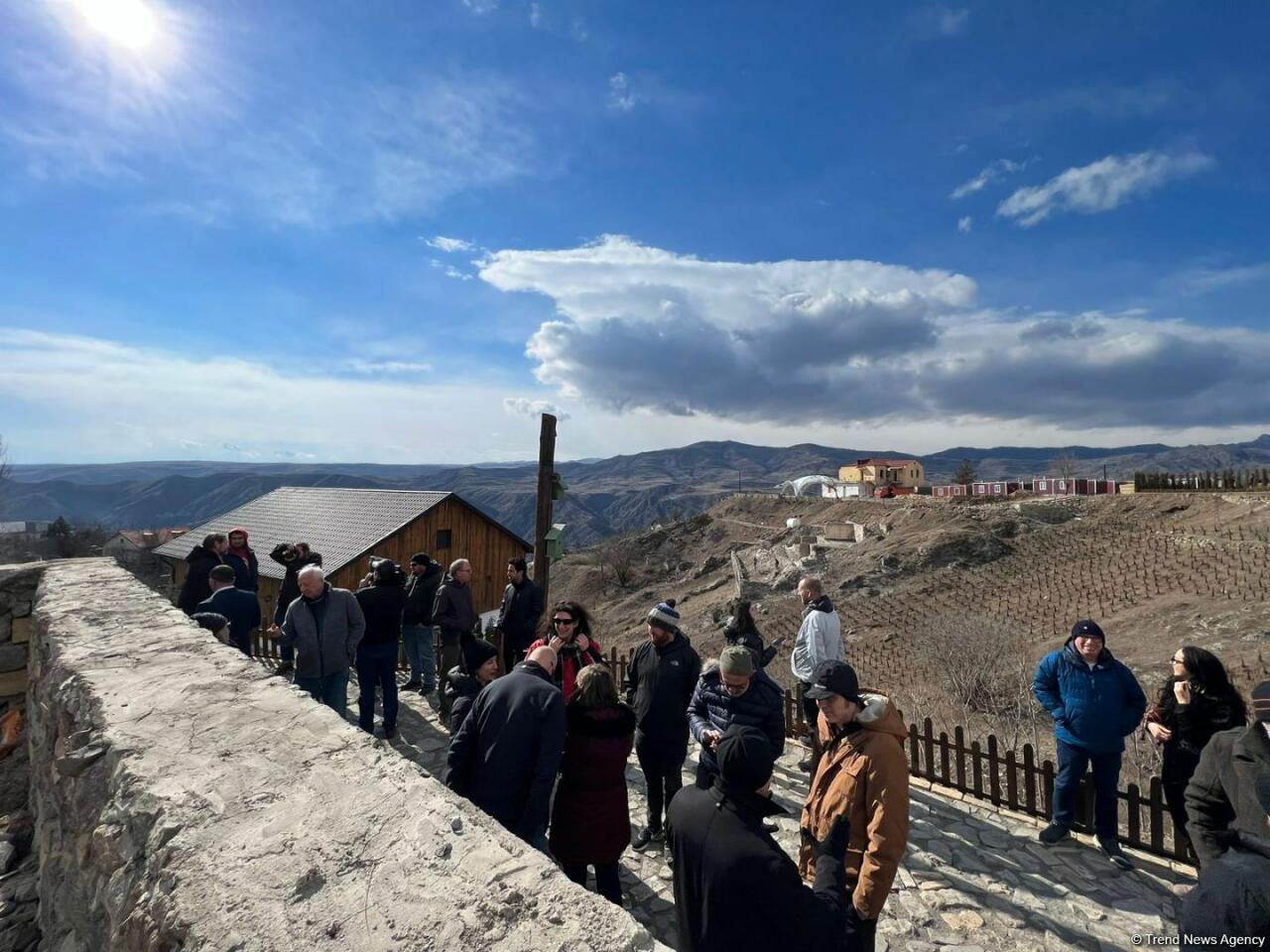 Иностранные путешественники ознакомились с макетами новых домов в городе Лачин