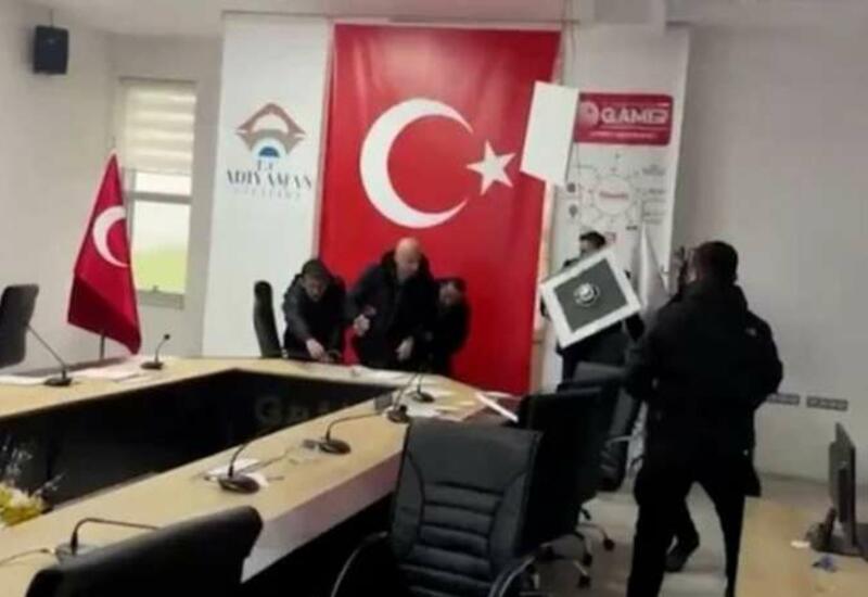 Nazir toplantı keçirən zaman zəlzələ oldu