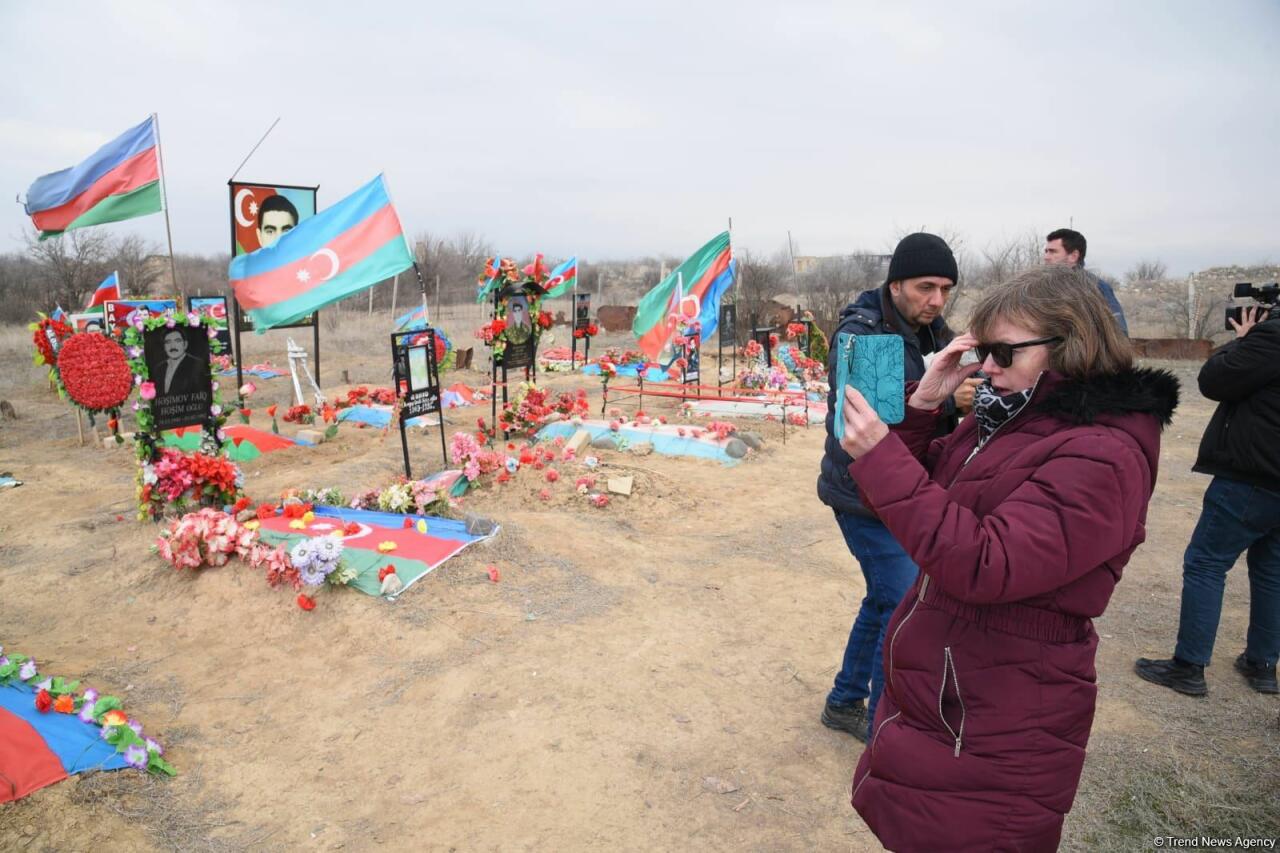 Делегации международных путешественников продемонстрировано варварство армян в Агдаме