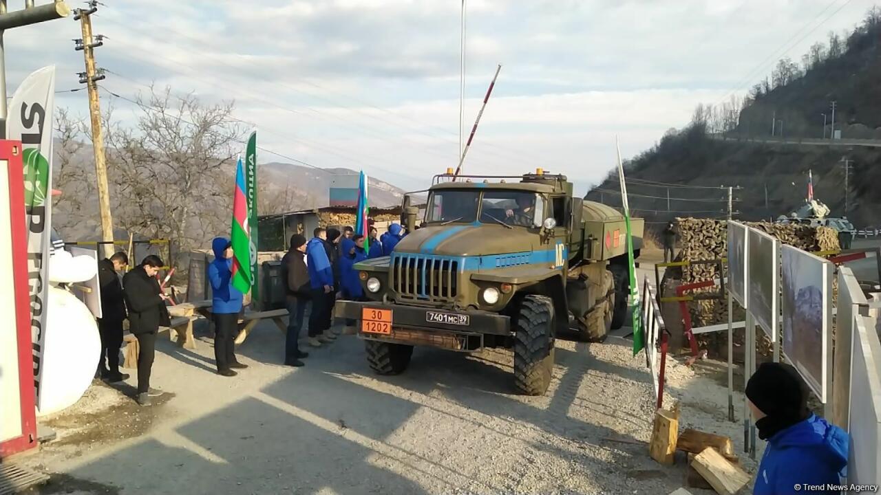 По Лачинской дороге беспрепятственно проехали две автомашины миротворцев