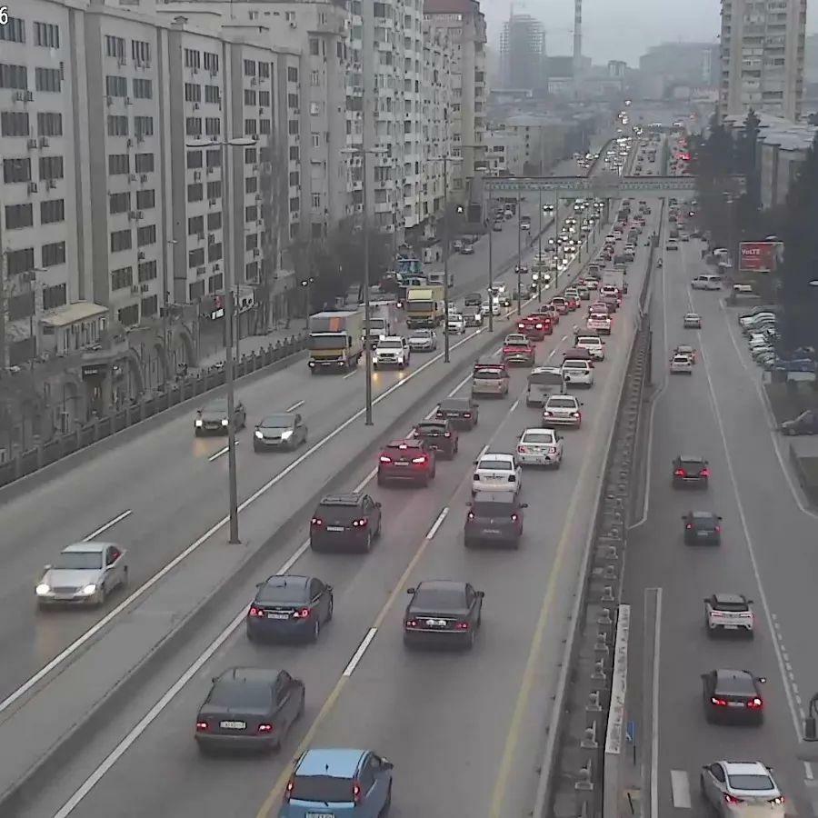 На некоторых улицах Баку затруднено движение транспорта