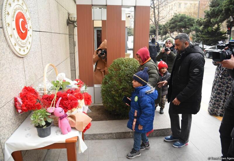 Граждане Азербайджана чтят память жертв землетрясения в Турции