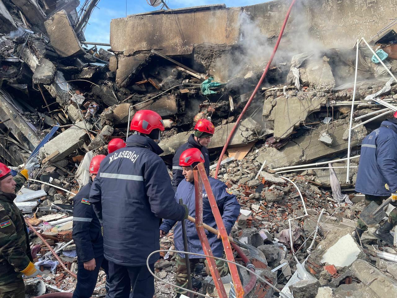 Спасатели МЧС Азербайджана спасли из-под обломков 3 человек в Турции
