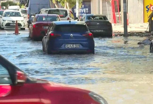 После землетрясения в Хатае море вышло из берегов и затопило улицы