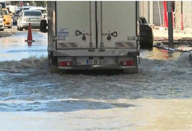 После землетрясения в Хатае море вышло из берегов и затопило улицы
