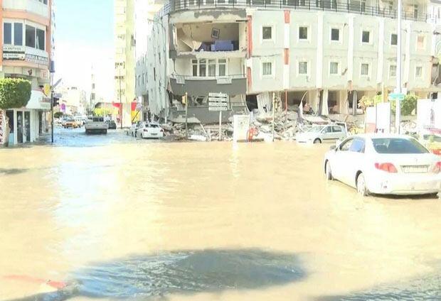 После землетрясения в Хатае море вышло из берегов и затопило улицы
