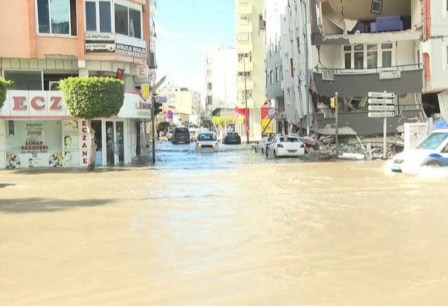 После землетрясения в Хатае море вышло из берегов и затопило улицы