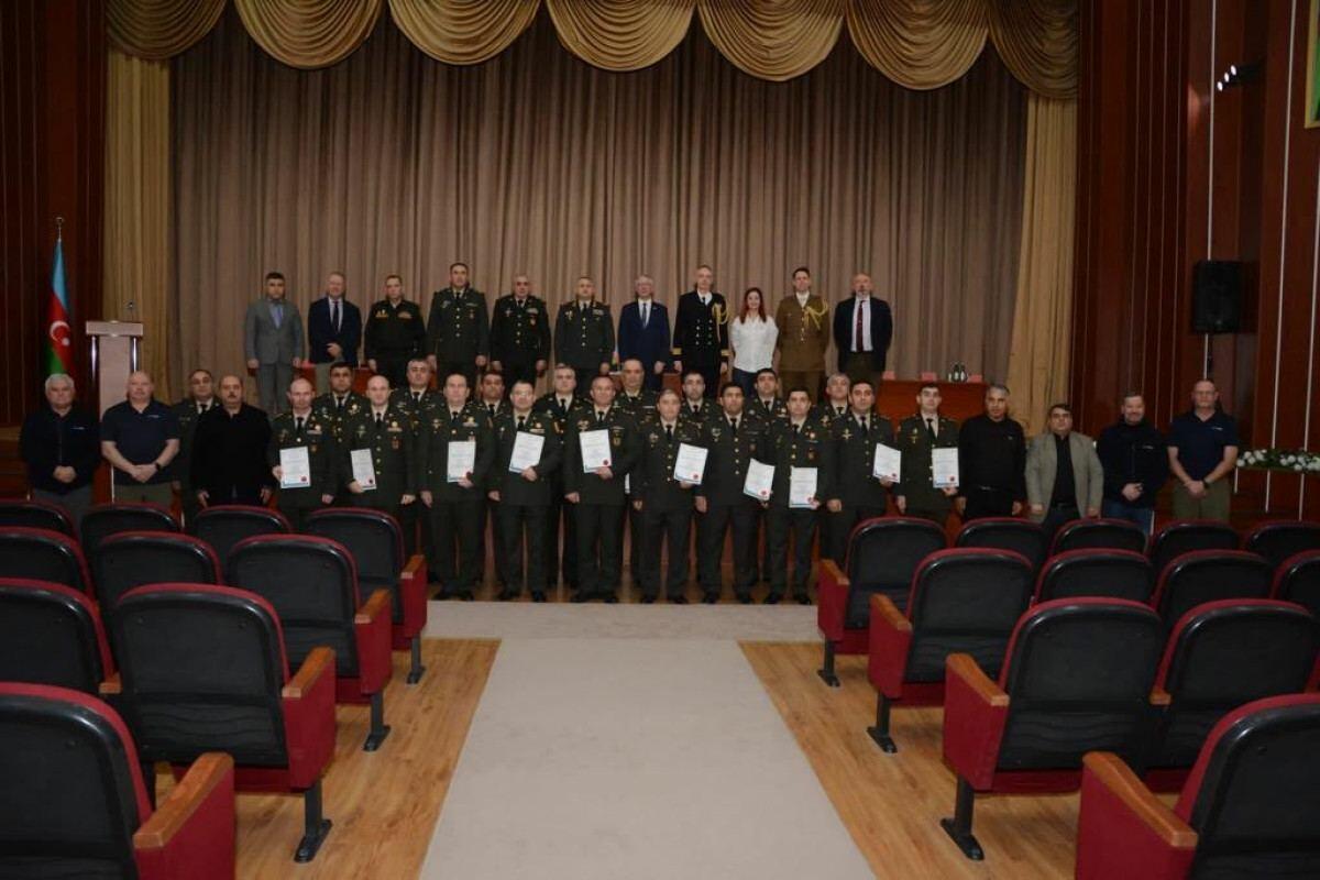 Азербайджанские военнослужащие завершили курсы минобороны Великобритании