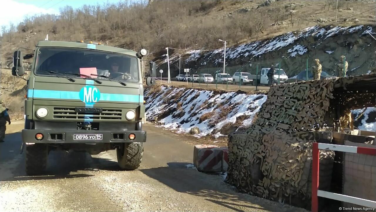 По Лачинской дороге беспрепятственно проехали три грузовика миротворцев