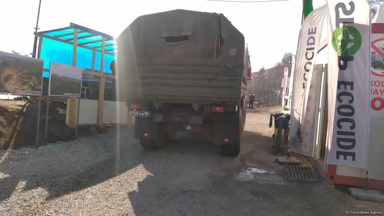 По Лачинской дороге беспрепятственно проехали три грузовика миротворцев