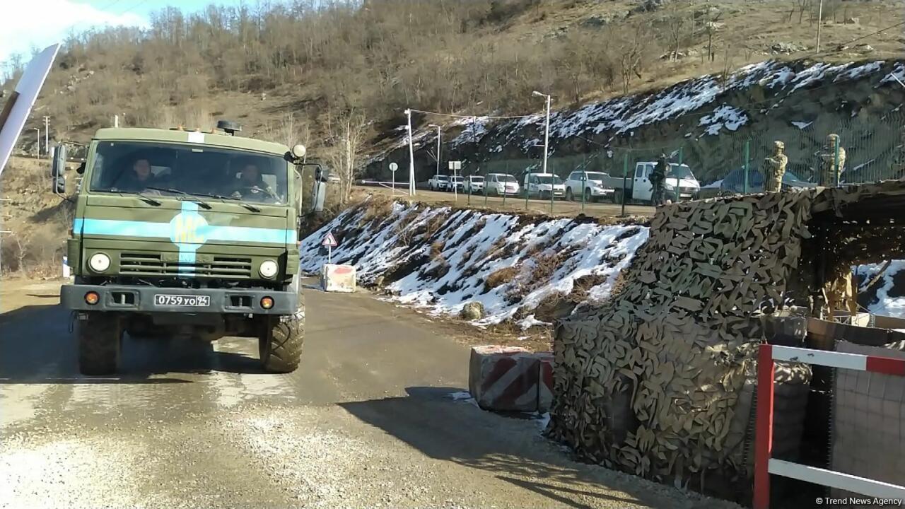 По Лачинской дороге беспрепятственно проехали три грузовика миротворцев