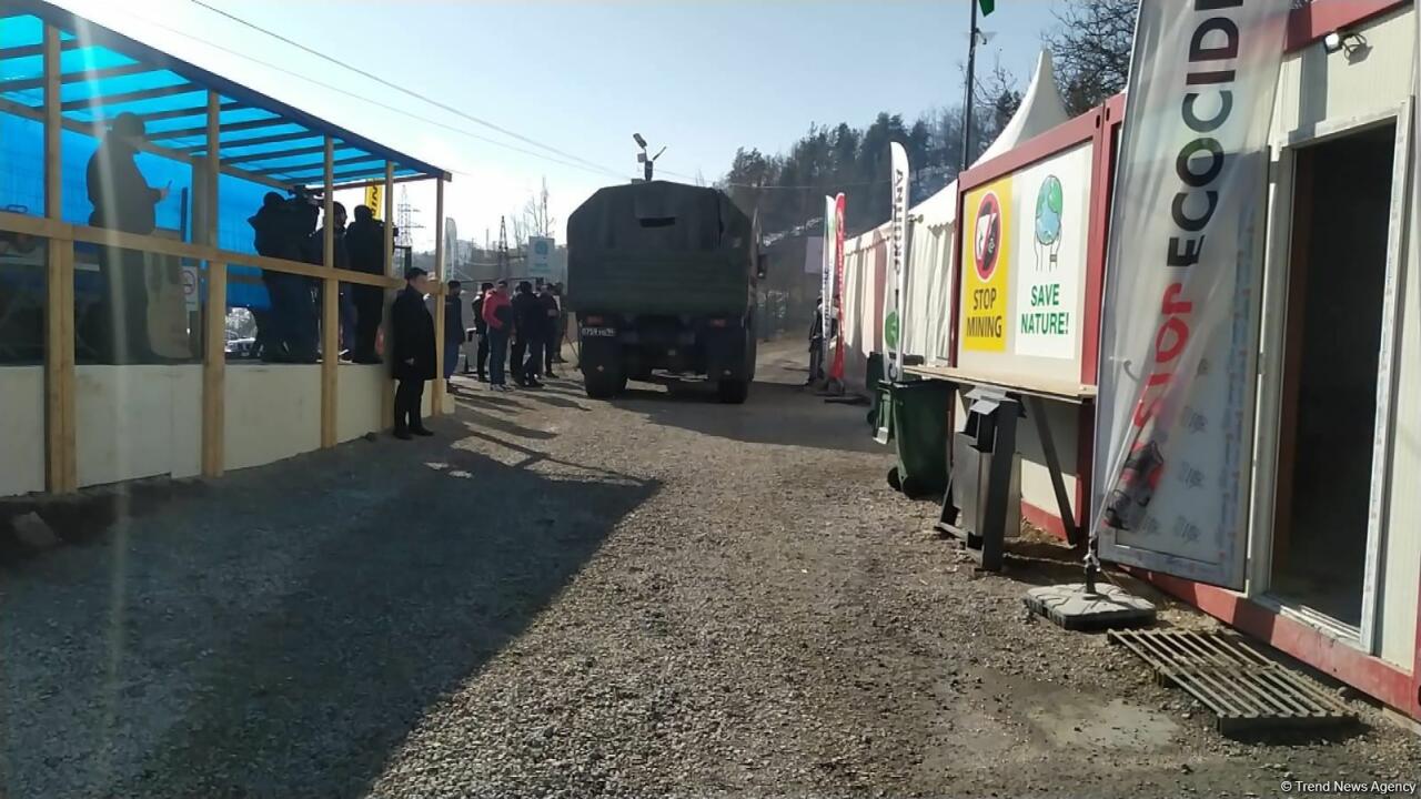 По Лачинской дороге беспрепятственно проехали три грузовика миротворцев