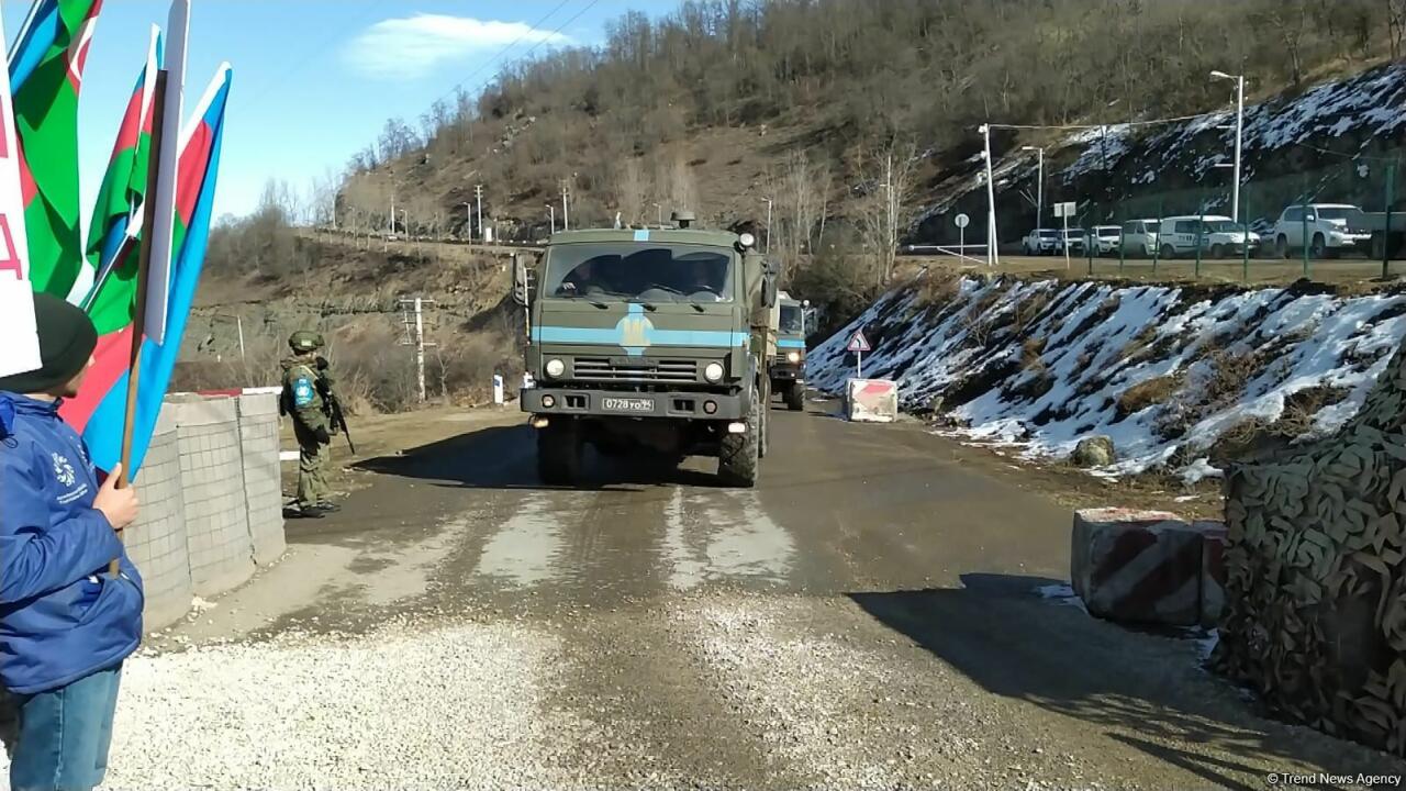 По Лачинской дороге беспрепятственно проехали три грузовика миротворцев