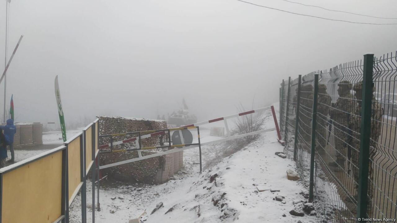 По Лачинской дороге беспрепятственно проехала автоколонна Красного Креста
