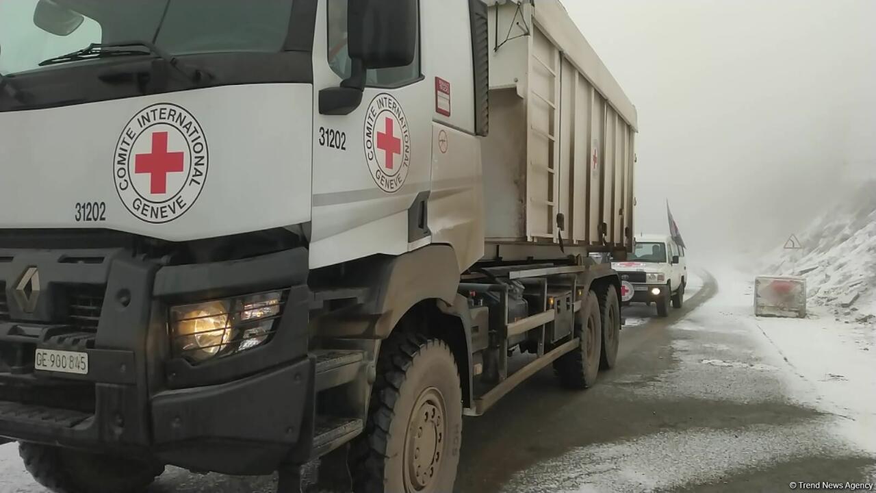 По Лачинской дороге беспрепятственно проехала автоколонна Красного Креста