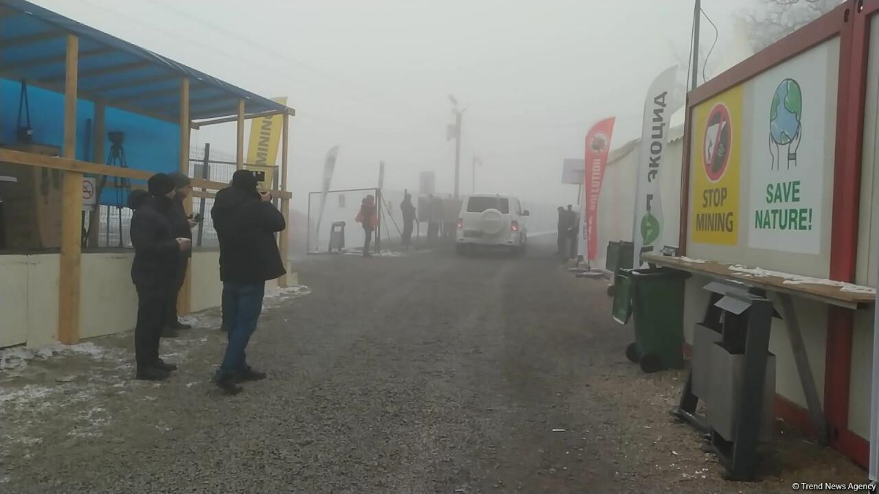 По Лачинской дороге беспрепятственно проехала автомашина миротворцев