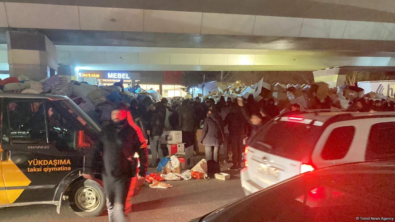 Азербайджанцы и в ночные часы продолжают собирать гумпомощь для Турции