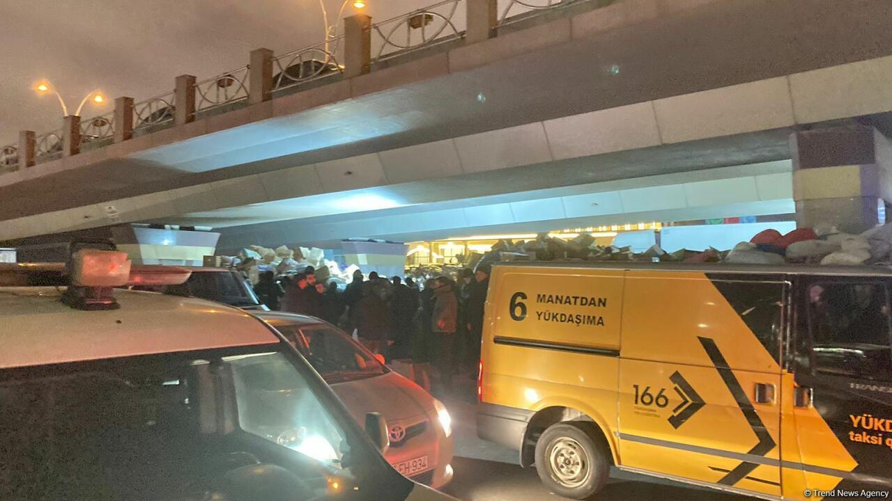 Азербайджанцы и в ночные часы продолжают собирать гумпомощь для Турции