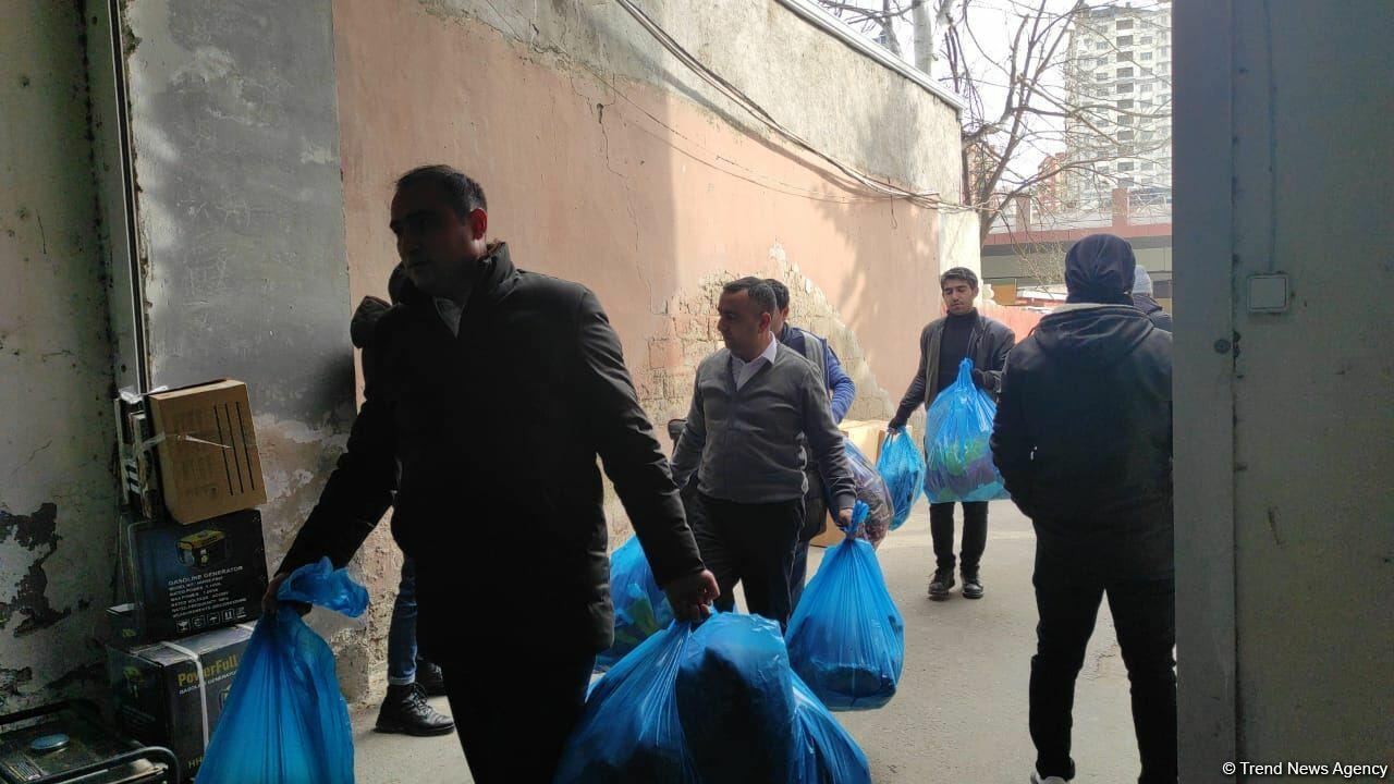 Граждане Азербайджана собирают гуманитарную помощь для пострадавших от землетрясения в братской Турции