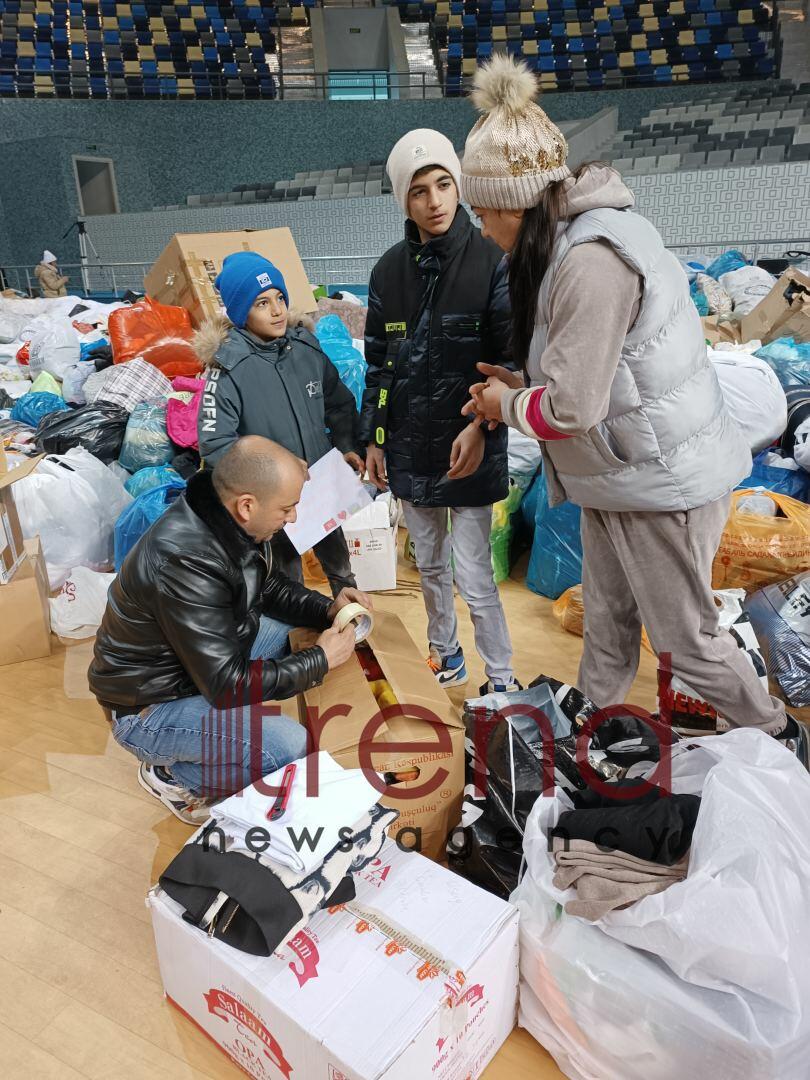 Азербайджанские дети несут свои одежду и игрушки детям Турции
