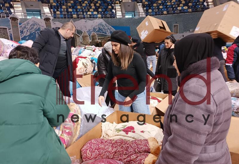 В Баку нескончаемый поток людей оказывает помощь братской Турции