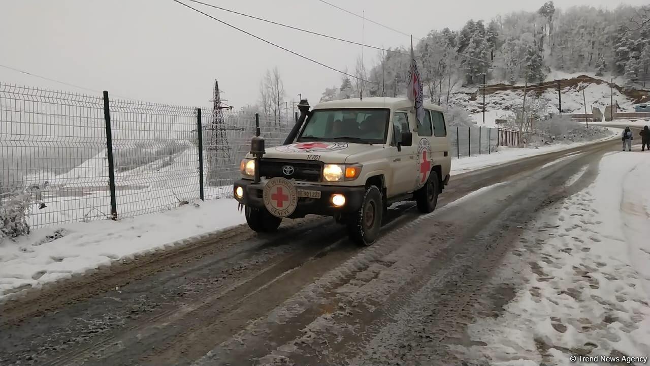 По Лачинской дороге проехала автоколонна Красного Креста