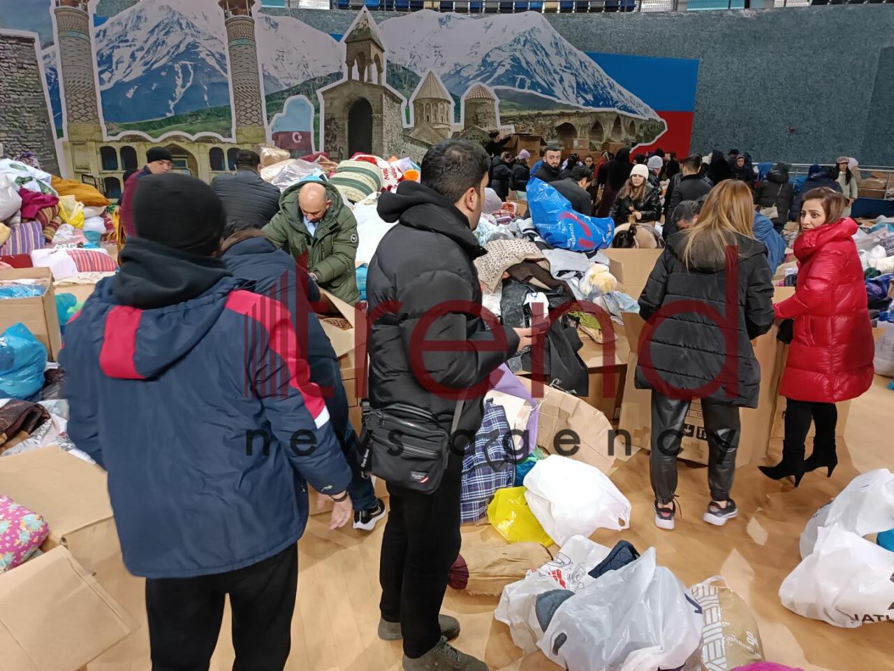 В Баку нескончаемый поток людей оказывает помощь братской Турции
