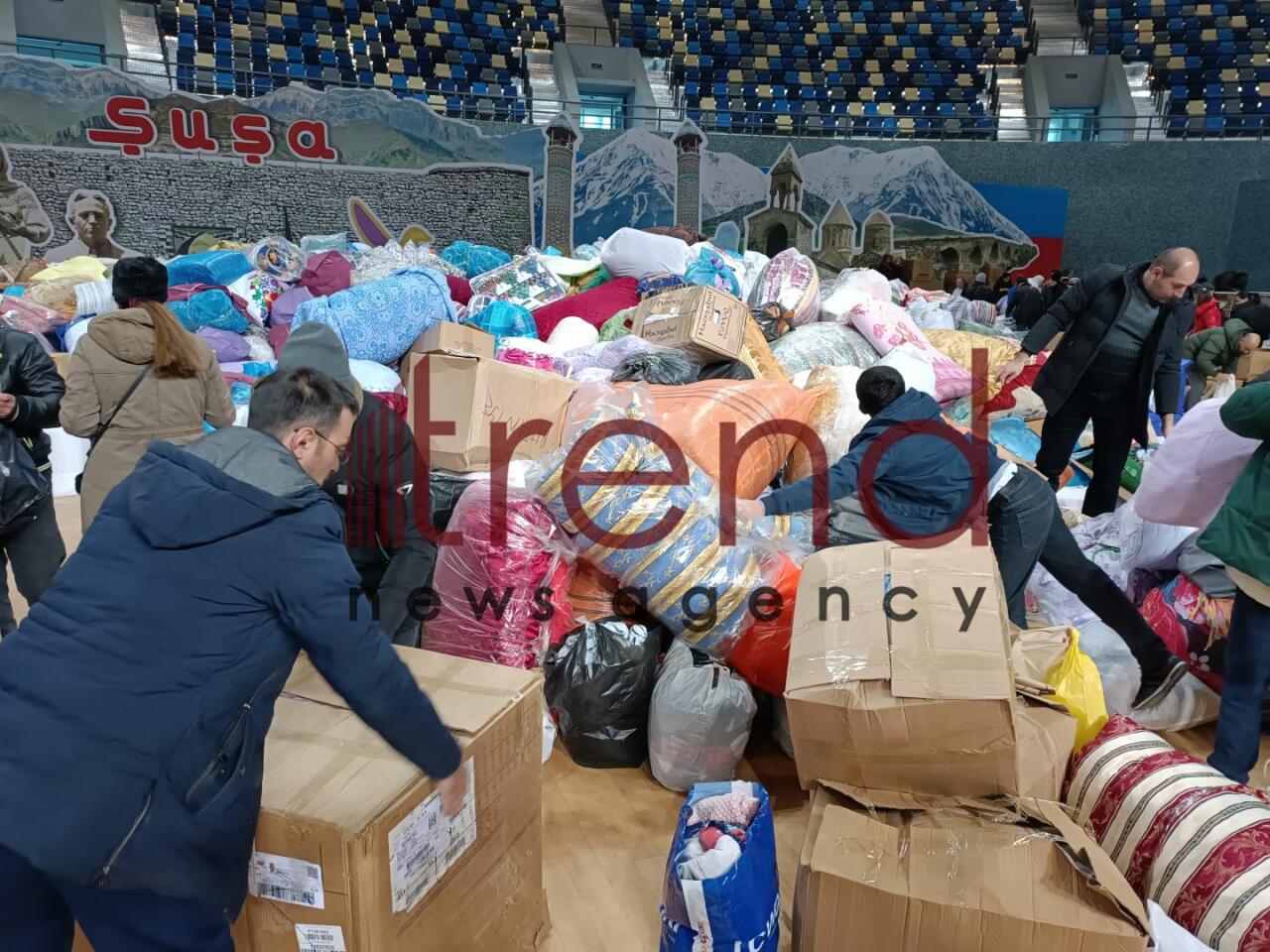 В Баку нескончаемый поток людей оказывает помощь братской Турции