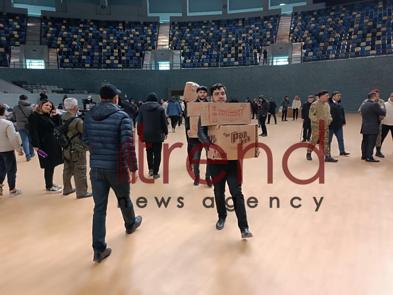 В Баку нескончаемый поток людей оказывает помощь братской Турции