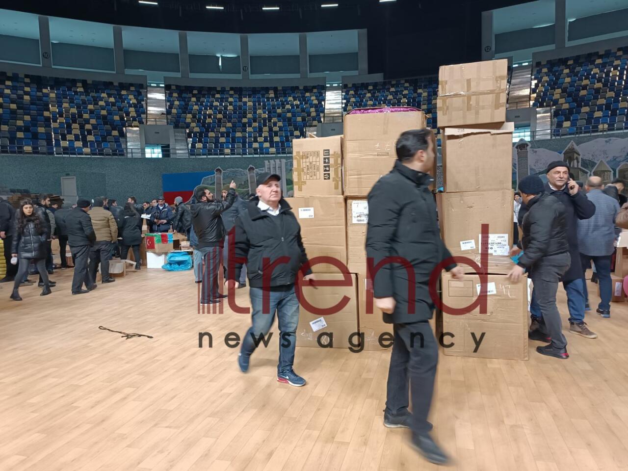 В Баку нескончаемый поток людей оказывает помощь братской Турции