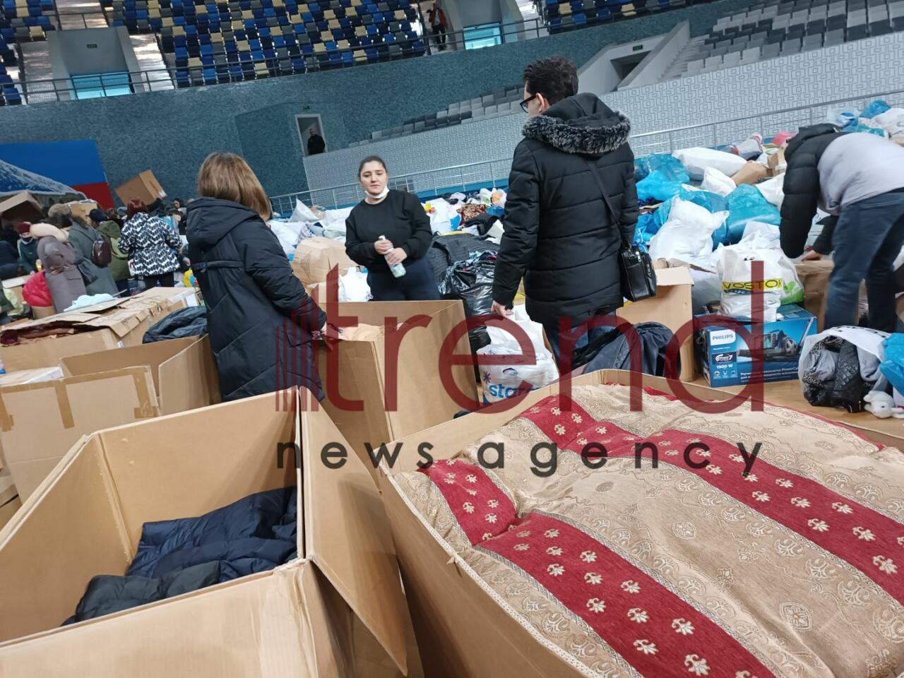 В Баку нескончаемый поток людей оказывает помощь братской Турции