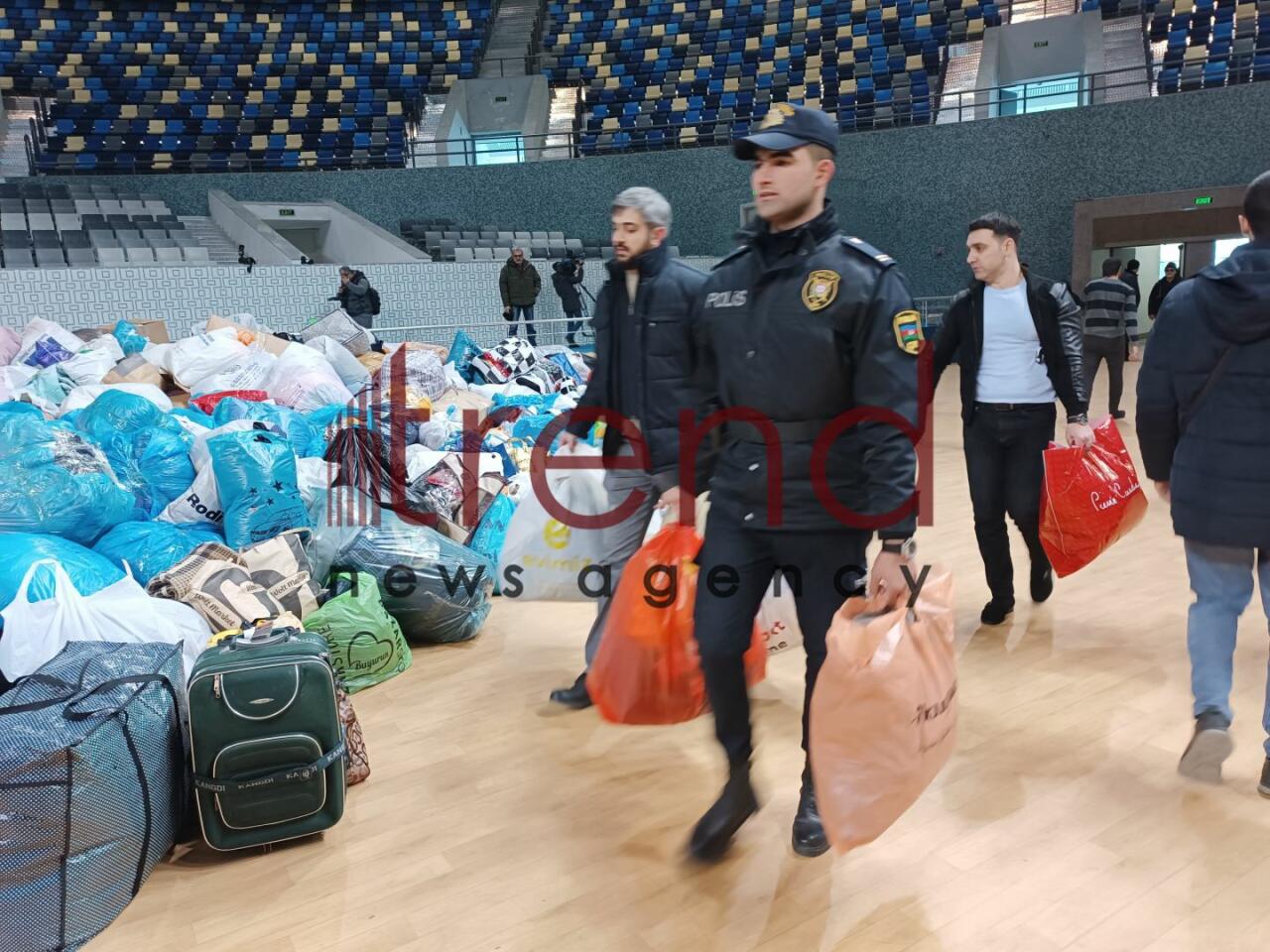 В Баку нескончаемый поток людей оказывает помощь братской Турции