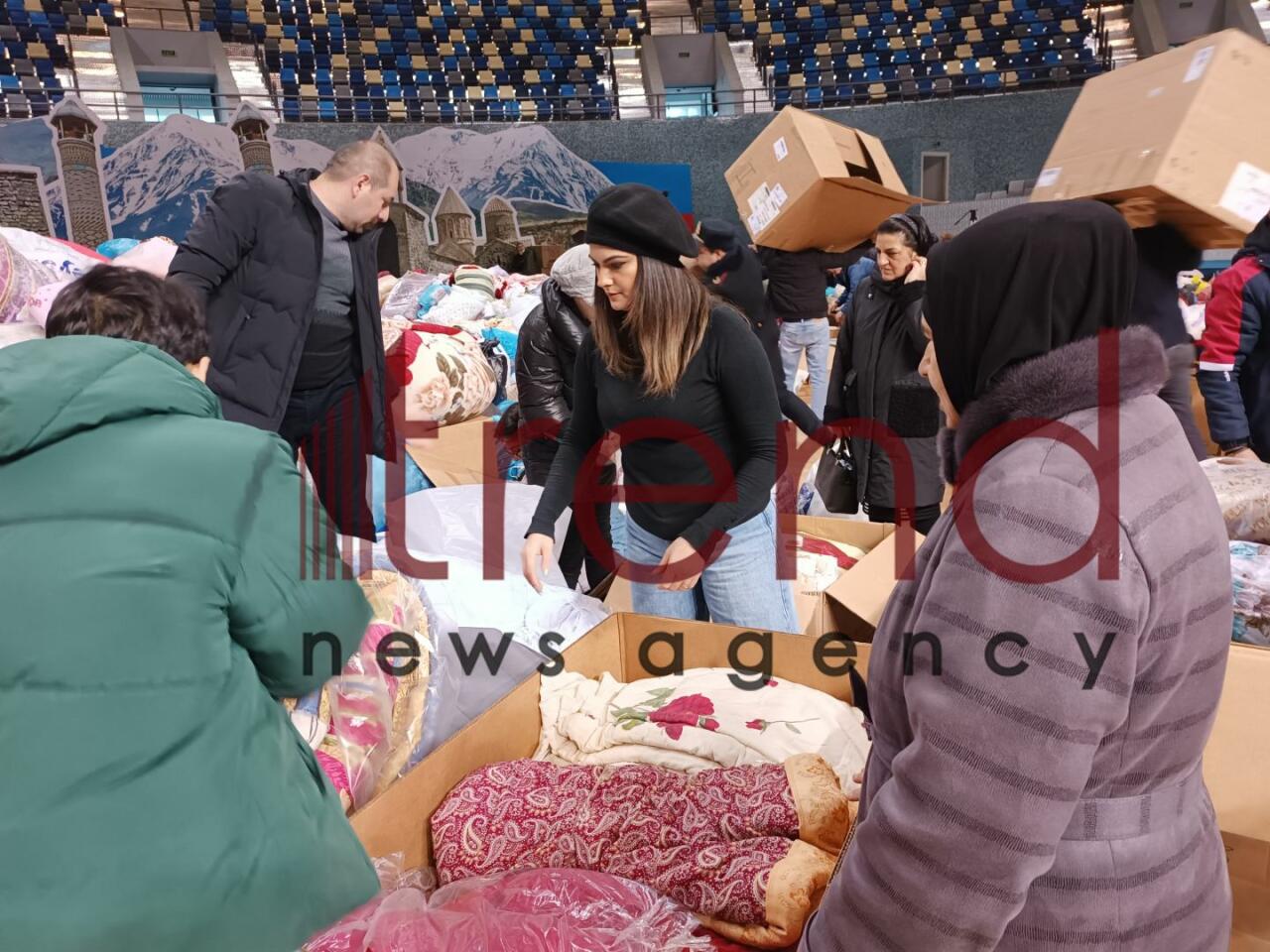 В Баку нескончаемый поток людей оказывает помощь братской Турции