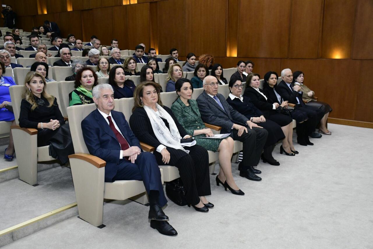 YAP Mərkəzi Aparatında “Heydər Əliyev və gender siyasəti: milli qanunvericilik əsas prioritetlər kontekstində” mövzusunda konfrans keçirilib