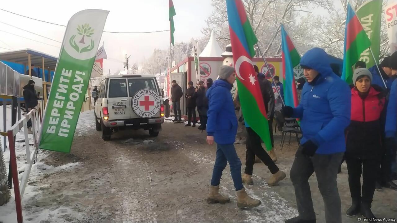По Лачинской дороге проехали четыре автомашины Красного Креста