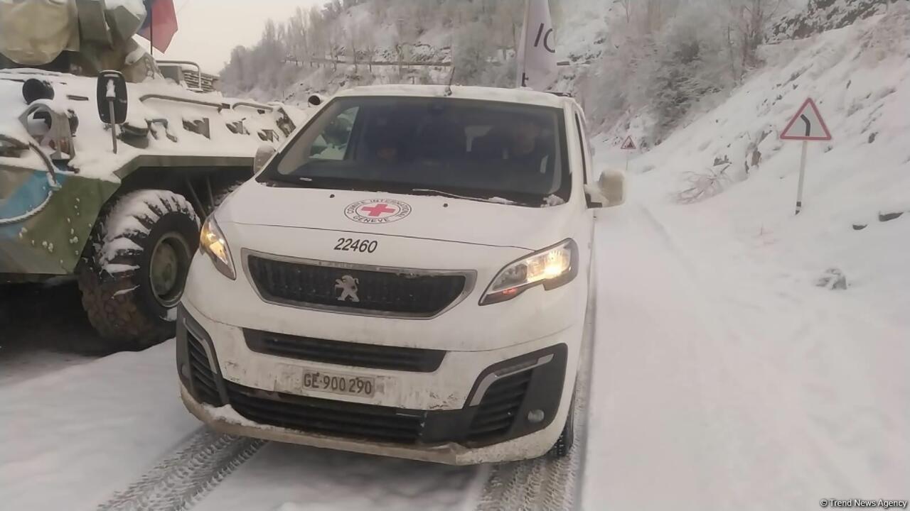По Лачинской дороге проехали четыре автомашины Красного Креста