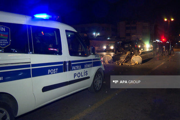 В Баку автомобиль врезался в уличный фонарь,
