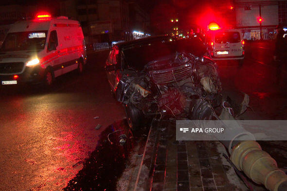 В Баку автомобиль врезался в уличный фонарь,