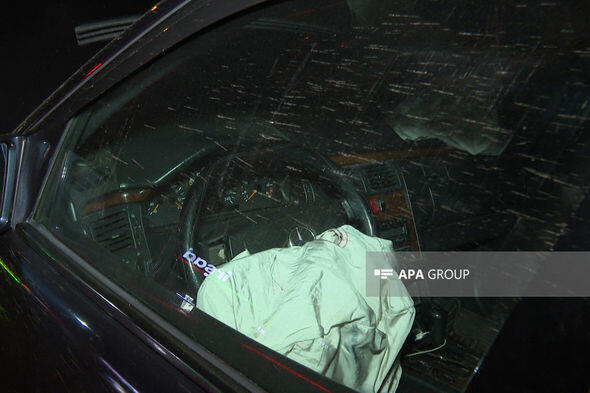 В Баку автомобиль врезался в уличный фонарь,