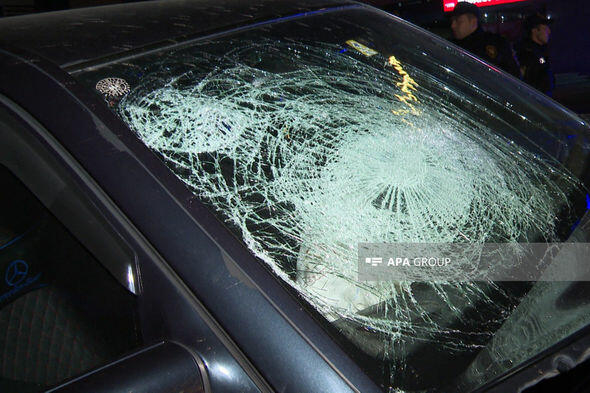 В Баку автомобиль врезался в уличный фонарь,