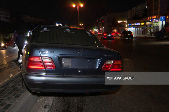 В Баку автомобиль врезался в уличный фонарь,